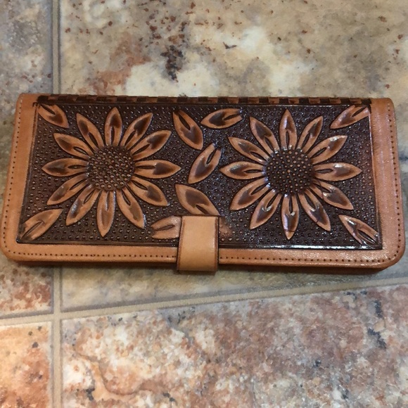 Beautifully Floral Tooled Vintaged Leather Wallet - Picture 2 of 13